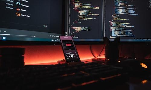 Desarrolladores programando c&oacute;digo