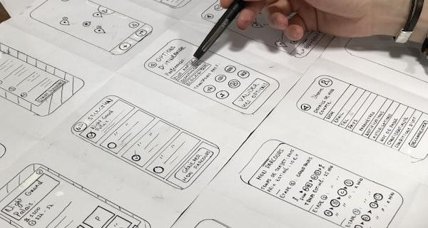 Dise&ntilde;ador UX/UI trabajando en prototipos
